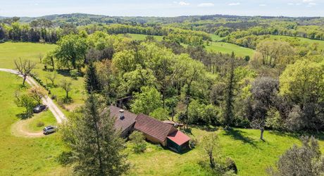 Secteur GOURDON, Maison en pierre isolée en pleine nature avec grange, dépendances et prairie entourée de forêt