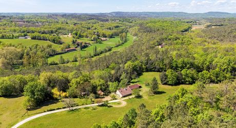 Secteur GOURDON, Maison en pierre isolée en pleine nature avec grange, dépendances et prairie entourée de forêt