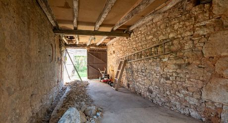 Authentique propriété quercynoise avec pigeonnier, granges en pierre et vues panoramiques près de Payrac.