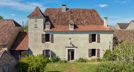 Authentique propriété quercynoise avec pigeonnier, granges en pierre et vues panoramiques près de Payrac.