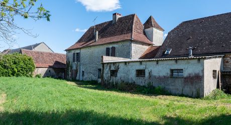 Authentique propriété quercynoise avec pigeonnier, granges en pierre et vues panoramiques près de Payrac.