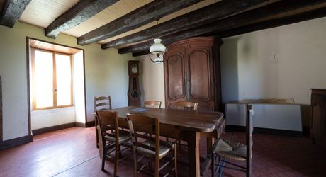 Authentique propriété quercynoise avec pigeonnier, granges en pierre et vues panoramiques près de Payrac.