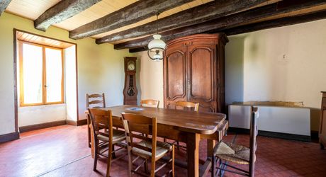 Authentique propriété quercynoise avec pigeonnier, granges en pierre et vues panoramiques près de Payrac.