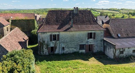 Authentique propriété quercynoise avec pigeonnier, granges en pierre et vues panoramiques près de Payrac.