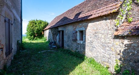 Authentique propriété quercynoise avec pigeonnier, granges en pierre et vues panoramiques près de Payrac.