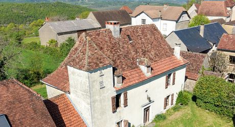 Authentique propriété quercynoise avec pigeonnier, granges en pierre et vues panoramiques près de Payrac.
