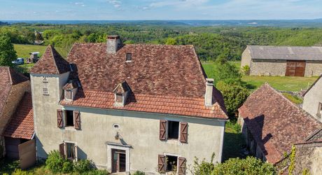 Authentique propriété quercynoise avec pigeonnier, granges en pierre et vues panoramiques près de Payrac.