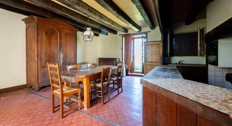 Authentique propriété quercynoise avec pigeonnier, granges en pierre et vues panoramiques près de Payrac.