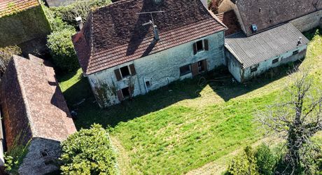 Authentique propriété quercynoise avec pigeonnier, granges en pierre et vues panoramiques près de Payrac.