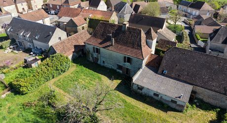 Authentique propriété quercynoise avec pigeonnier, granges en pierre et vues panoramiques près de Payrac.