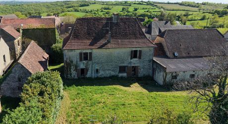 Authentique propriété quercynoise avec pigeonnier, granges en pierre et vues panoramiques près de Payrac.