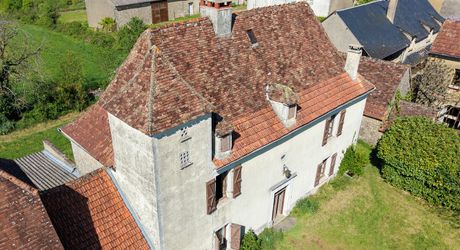 Authentique propriété quercynoise avec pigeonnier, granges en pierre et vues panoramiques près de Payrac.