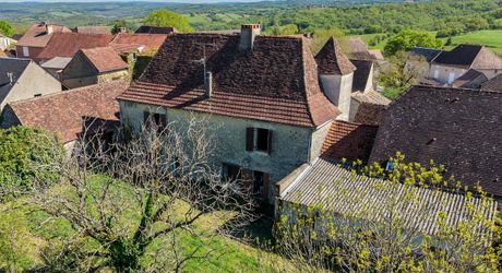 Authentique propriété quercynoise avec pigeonnier, granges en pierre et vues panoramiques près de Payrac.