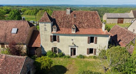 Authentique propriété quercynoise avec pigeonnier, granges en pierre et vues panoramiques près de Payrac.