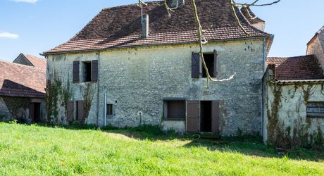 Authentique propriété quercynoise avec pigeonnier, granges en pierre et vues panoramiques près de Payrac.