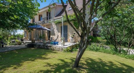Sarlat – Grande maison familiale de 7 chambres avec piscine sur 1 930 m² de jardin clos