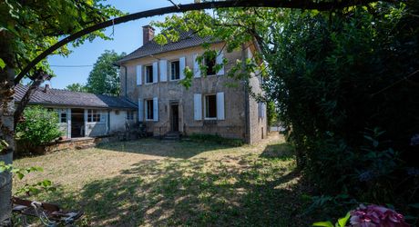 Payrac – Élégante maison bourgeoise en pierre de 258 m² avec 6 chambres, grange et jardin privé en cour intérieure