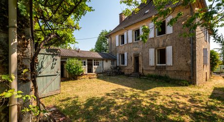 Payrac – Élégante maison bourgeoise en pierre de 258 m² avec 6 chambres, grange et jardin privé en cour intérieure