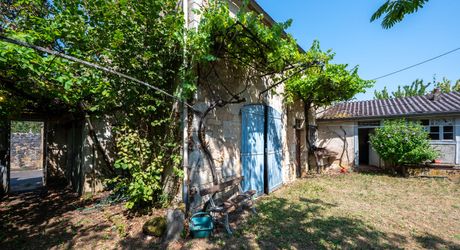 Payrac – Élégante maison bourgeoise en pierre de 258 m² avec 6 chambres, grange et jardin privé en cour intérieure