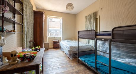 Payrac – Élégante maison bourgeoise en pierre de 258 m² avec 6 chambres, grange et jardin privé en cour intérieure
