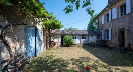 Payrac – Élégante maison bourgeoise en pierre de 258 m² avec 6 chambres, grange et jardin privé en cour intérieure
