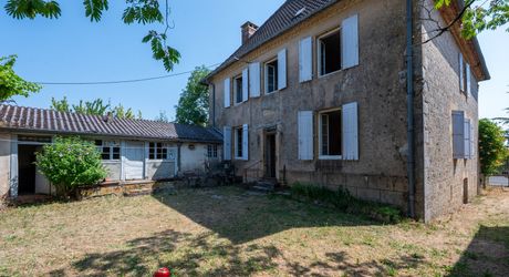 Payrac – Élégante maison bourgeoise en pierre de 258 m² avec 6 chambres, grange et jardin privé en cour intérieure