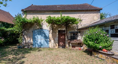 Payrac – Élégante maison bourgeoise en pierre de 258 m² avec 6 chambres, grange et jardin privé en cour intérieure
