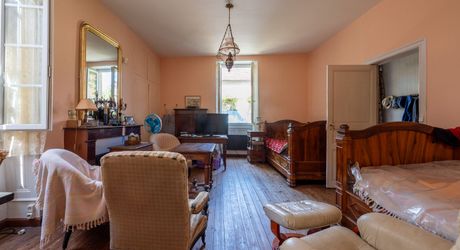 Payrac – Élégante maison bourgeoise en pierre de 258 m² avec 6 chambres, grange et jardin privé en cour intérieure