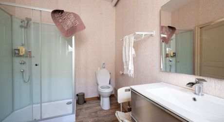 Payrac – Élégante maison bourgeoise en pierre de 258 m² avec 6 chambres, grange et jardin privé en cour intérieure