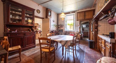 Payrac – Élégante maison bourgeoise en pierre de 258 m² avec 6 chambres, grange et jardin privé en cour intérieure