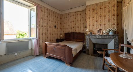 Payrac – Élégante maison bourgeoise en pierre de 258 m² avec 6 chambres, grange et jardin privé en cour intérieure
