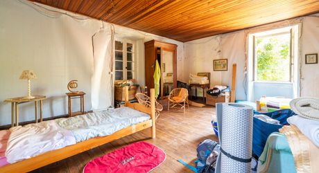 VALLÉE DE LA DORDOGNE – CARLUX – PROPRIÉTÉ DE CARACTÈRE EN PIERRE AVEC 4 BÂTIMENTS ET 3,5 HA DE TERRAIN