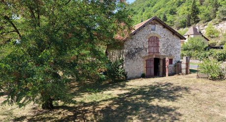 VALLÉE DE LA DORDOGNE – CARLUX – PROPRIÉTÉ DE CARACTÈRE EN PIERRE AVEC 4 BÂTIMENTS ET 3,5 HA DE TERRAIN