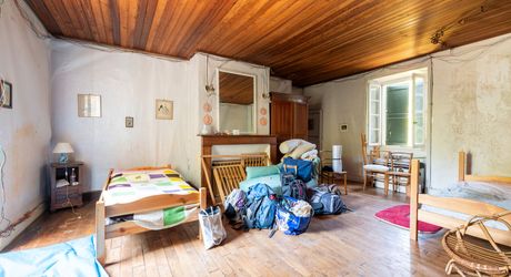 VALLÉE DE LA DORDOGNE – CARLUX – PROPRIÉTÉ DE CARACTÈRE EN PIERRE AVEC 4 BÂTIMENTS ET 3,5 HA DE TERRAIN