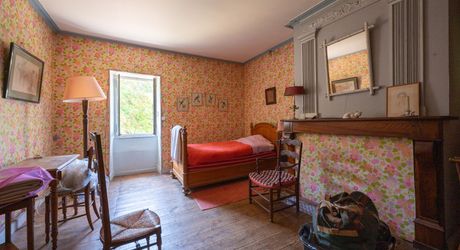 VALLÉE DE LA DORDOGNE – CARLUX – PROPRIÉTÉ DE CARACTÈRE EN PIERRE AVEC 4 BÂTIMENTS ET 3,5 HA DE TERRAIN