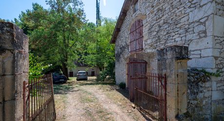 VALLÉE DE LA DORDOGNE – CARLUX – PROPRIÉTÉ DE CARACTÈRE EN PIERRE AVEC 4 BÂTIMENTS ET 3,5 HA DE TERRAIN