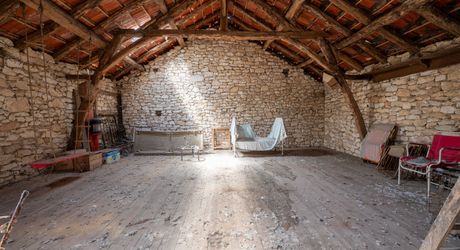 VALLÉE DE LA DORDOGNE – CARLUX – PROPRIÉTÉ DE CARACTÈRE EN PIERRE AVEC 4 BÂTIMENTS ET 3,5 HA DE TERRAIN