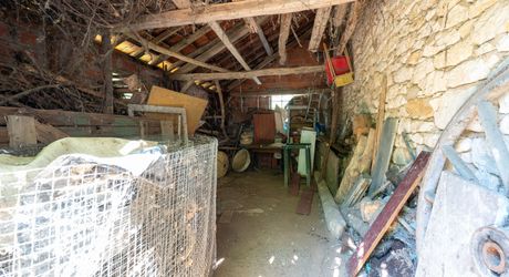 VALLÉE DE LA DORDOGNE – CARLUX – PROPRIÉTÉ DE CARACTÈRE EN PIERRE AVEC 4 BÂTIMENTS ET 3,5 HA DE TERRAIN