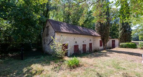 VALLÉE DE LA DORDOGNE – CARLUX – PROPRIÉTÉ DE CARACTÈRE EN PIERRE AVEC 4 BÂTIMENTS ET 3,5 HA DE TERRAIN