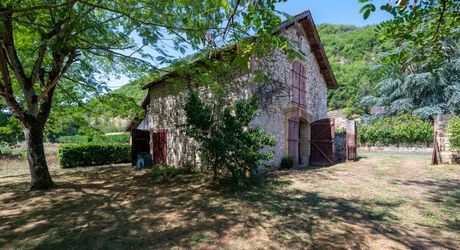 VALLÉE DE LA DORDOGNE – CARLUX – PROPRIÉTÉ DE CARACTÈRE EN PIERRE AVEC 4 BÂTIMENTS ET 3,5 HA DE TERRAIN