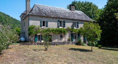 VALLÉE DE LA DORDOGNE – CARLUX – PROPRIÉTÉ DE CARACTÈRE EN PIERRE AVEC 4 BÂTIMENTS ET 3,5 HA DE TERRAIN
