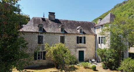 VALLÉE DE LA DORDOGNE – CARLUX – PROPRIÉTÉ DE CARACTÈRE EN PIERRE AVEC 4 BÂTIMENTS ET 3,5 HA DE TERRAIN