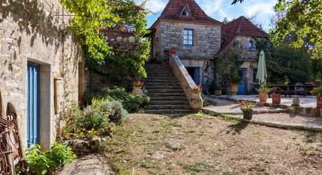 COEUR DE CAUSSE – ENSEMBLE IMMOBILIER DE CARACTERE AVEC DEUX MAISONS, PISCINE, DEPENDANCES ET PLUS D’1 HECTARE DE TERRAIN