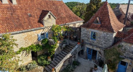 COEUR DE CAUSSE – ENSEMBLE IMMOBILIER DE CARACTERE AVEC DEUX MAISONS, PISCINE, DEPENDANCES ET PLUS D’1 HECTARE DE TERRAIN