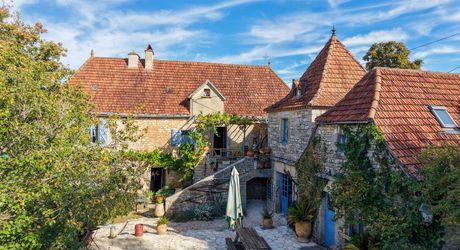 COEUR DE CAUSSE – ENSEMBLE IMMOBILIER DE CARACTERE AVEC DEUX MAISONS, PISCINE, DEPENDANCES ET PLUS D’1 HECTARE DE TERRAIN