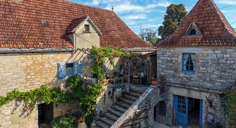 COEUR DE CAUSSE – ENSEMBLE IMMOBILIER DE CARACTERE AVEC DEUX MAISONS, PISCINE, DEPENDANCES ET PLUS D’1 HECTARE DE TERRAIN