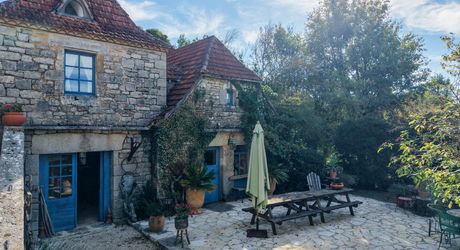 COEUR DE CAUSSE – ENSEMBLE IMMOBILIER DE CARACTERE AVEC DEUX MAISONS, PISCINE, DEPENDANCES ET PLUS D’1 HECTARE DE TERRAIN