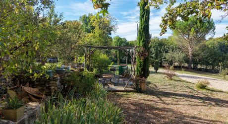 COEUR DE CAUSSE – ENSEMBLE IMMOBILIER DE CARACTERE AVEC DEUX MAISONS, PISCINE, DEPENDANCES ET PLUS D’1 HECTARE DE TERRAIN