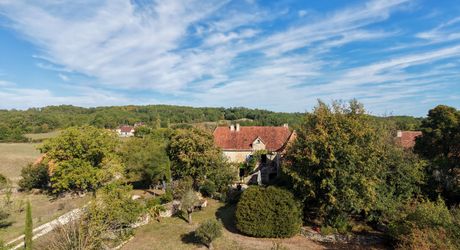 COEUR DE CAUSSE – ENSEMBLE IMMOBILIER DE CARACTERE AVEC DEUX MAISONS, PISCINE, DEPENDANCES ET PLUS D’1 HECTARE DE TERRAIN