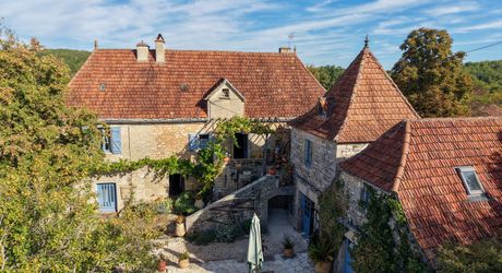 COEUR DE CAUSSE – ENSEMBLE IMMOBILIER DE CARACTERE AVEC DEUX MAISONS, PISCINE, DEPENDANCES ET PLUS D’1 HECTARE DE TERRAIN